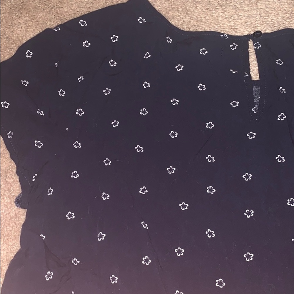 Gap Tee w/Flower Pattern - Picture 4 of 4